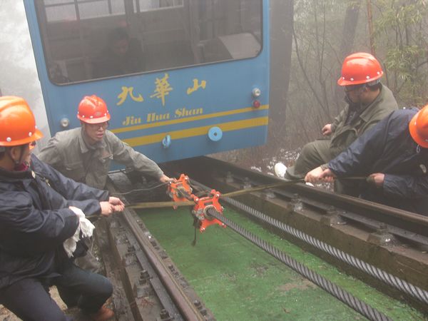 圖為國(guó)家索檢中心專家在九華股份纜車分公司檢測(cè)纜車鋼絲繩